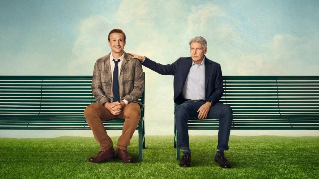 Deux personnages de Shrinking assis sur des bancs dans un décor californien