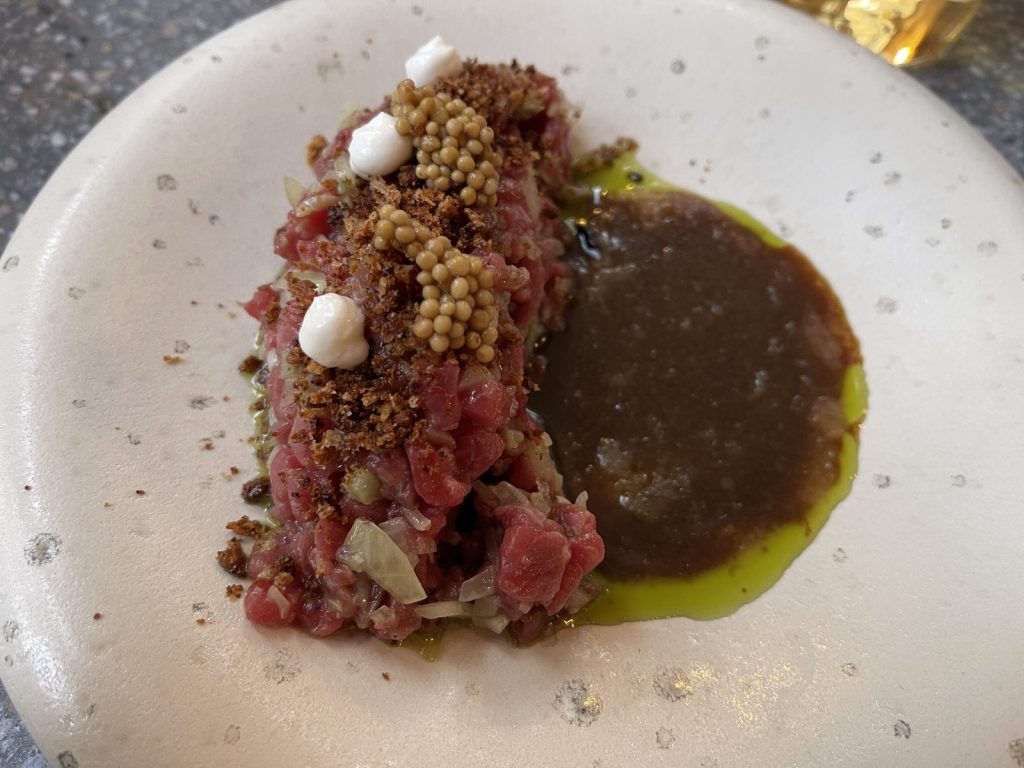 Tartare de bœuf charolais, aïoli et crumble de pain en entrée aux Résistants à Paris