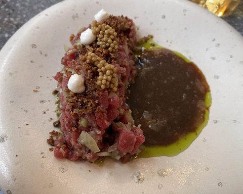 Tartare de bœuf charolais, aïoli et crumble de pain en entrée aux Résistants à Paris