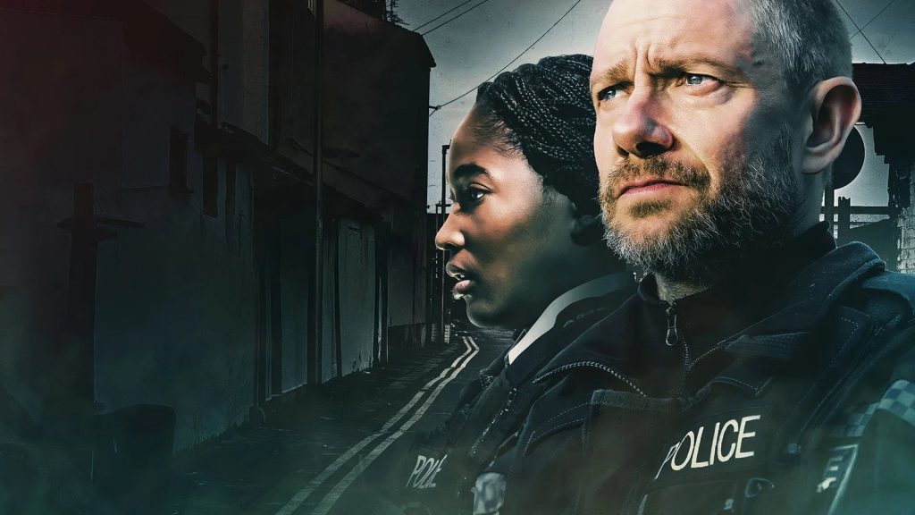 Martin Freeman et Adelayo Adedayo dans une rue sombre de Liverpool dans The Responder