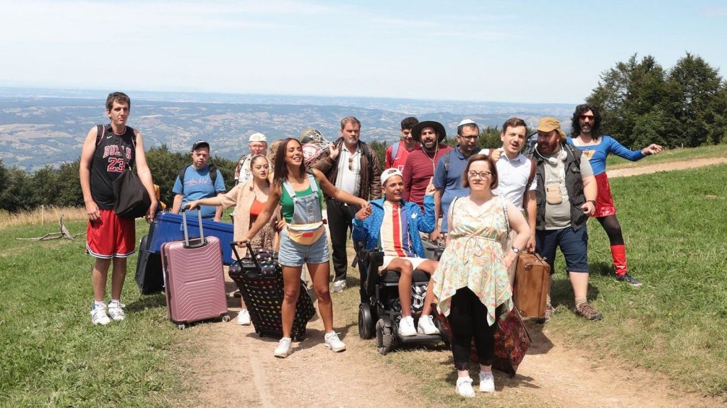 Groupe de personnages sur un chemin de montagne dans Un p’tit truc en plus
