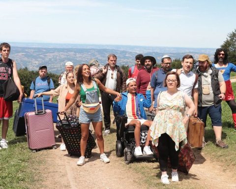 Groupe de personnages sur un chemin de montagne dans Un p’tit truc en plus