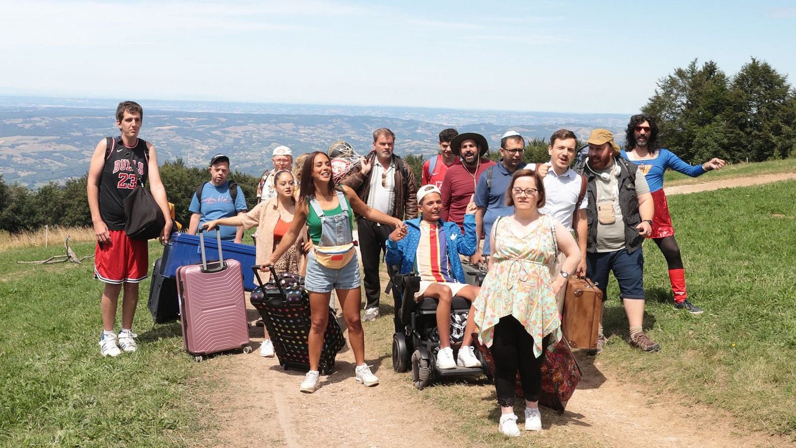 Groupe de personnages sur un chemin de montagne dans Un p’tit truc en plus