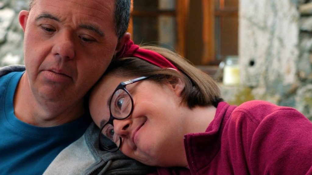 Moment de tendresse entre deux personnages dans Un p’tit truc en plus