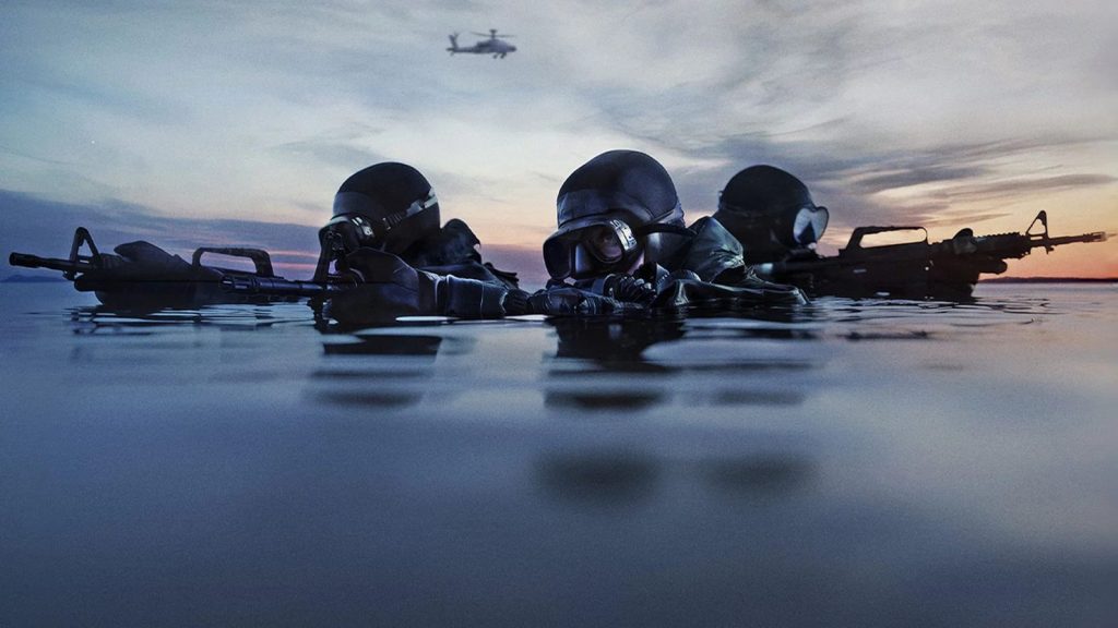 Conflict série finlandaise, commandos armés progressant dans l’eau sous surveillance aérienne