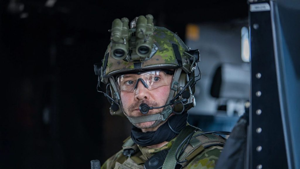 Conflict série finlandaise, soldat finlandais équipé dans un hélicoptère militaire