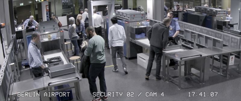 Contrôle de sécurité à l'aéroport de Berlin avant l'embarquement, dans 7500.
