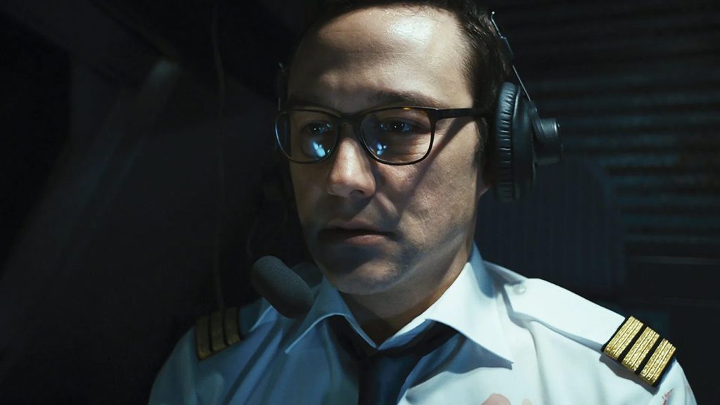 Joseph Gordon-Levitt, le regard tendu, incarne le copilote Tobias Ellis dans 7500.