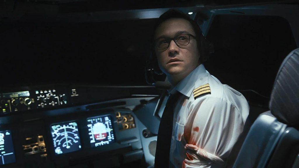 Tobias Ellis (Joseph Gordon-Levitt), chemise tachée de sang, aux commandes dans 7500.