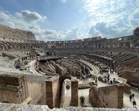 Intérieur du Colisée de Rome, vestige des jeux antiques