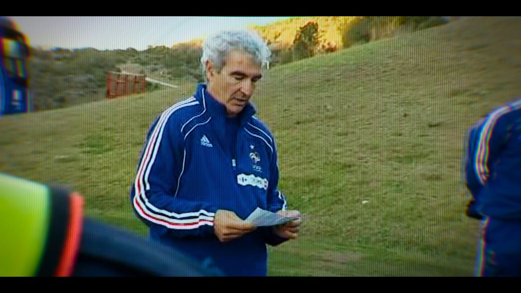 Raymond Domenech lit un communiqué à Knysna