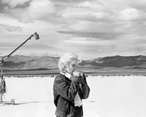 Marilyn Monroe sur le tournage des Désaxés dans le désert du Nevada, photographie présentée dans l'exposition Fragile Beauté au Jeu de Paume