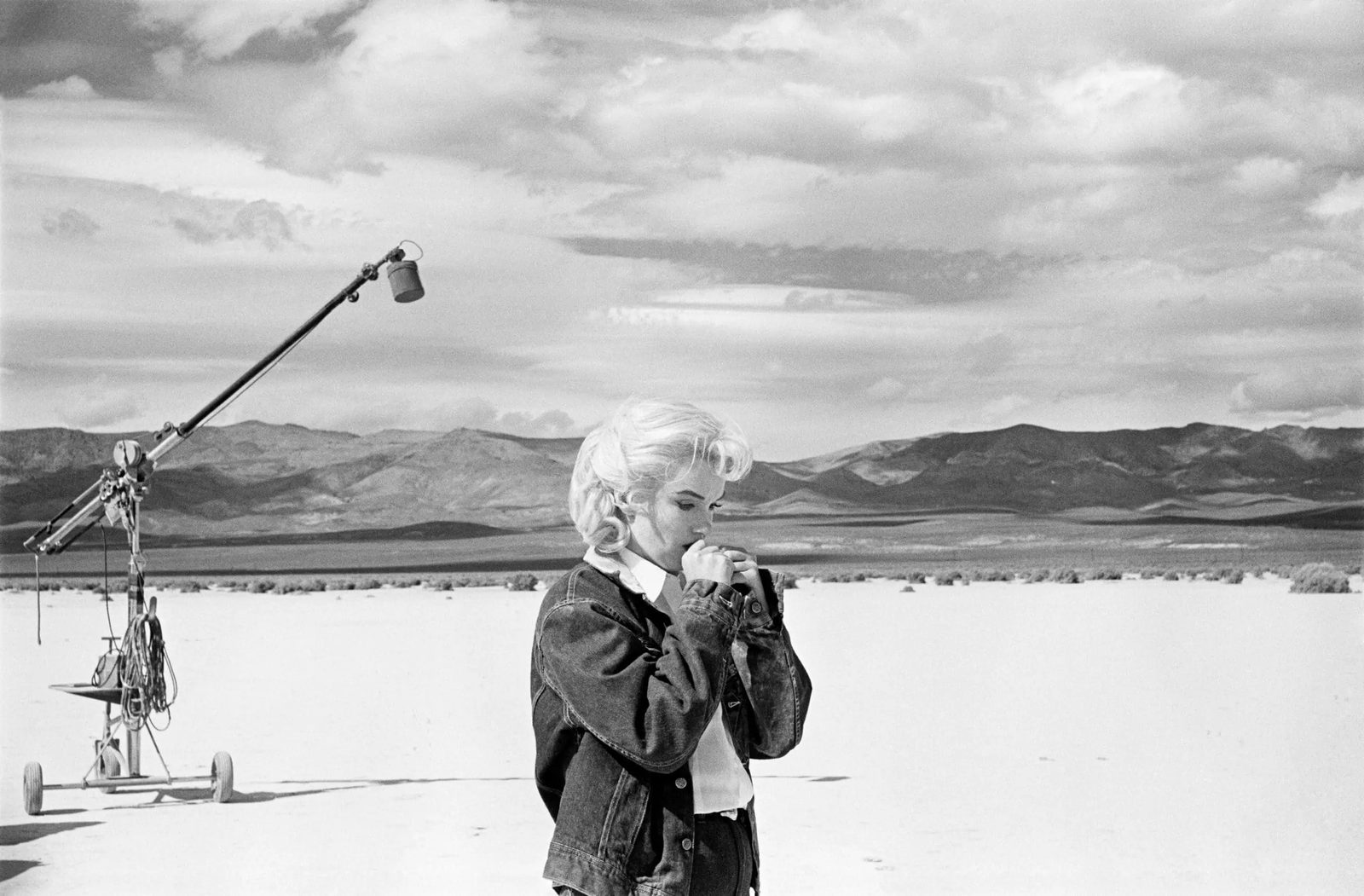 Marilyn Monroe sur le tournage des Désaxés dans le désert du Nevada, photographie présentée dans l'exposition Fragile Beauté au Jeu de Paume