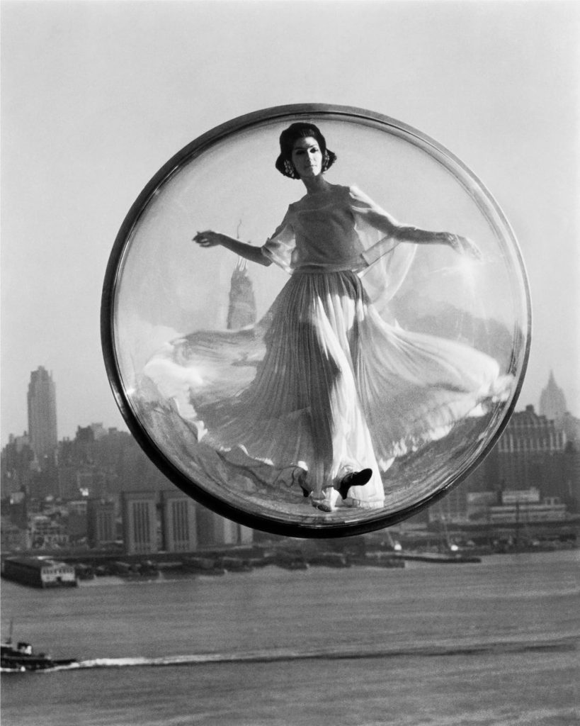 Mannequin flottant dans une bulle transparente au-dessus de New York, photographie de mode de Melvin Sokolsky illustrant le thème mode de l'exposition Fragile Beauté au Jeu de Paume