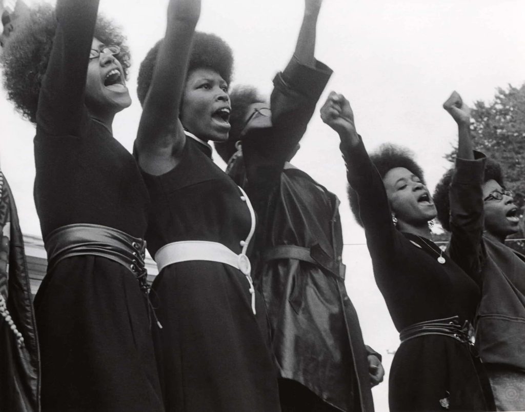 Militantes du Black Panther Party poing levé, photographie de photojournalisme de Pirkle Jones illustrant le thème photojournalisme de l'exposition Fragile Beauté au Jeu de Paume