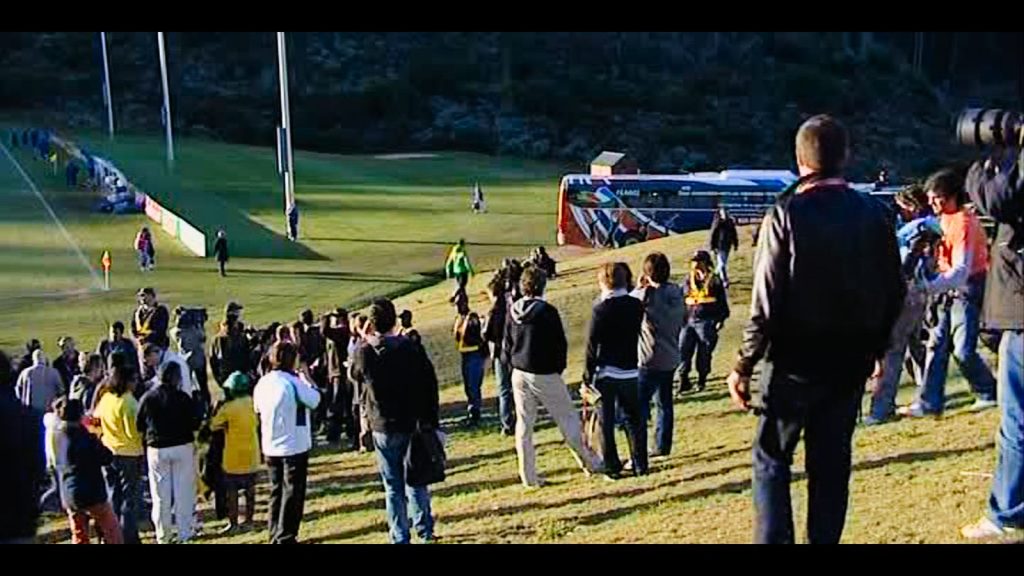 Journalistes massés autour du bus de l'équipe de France à Knysna
