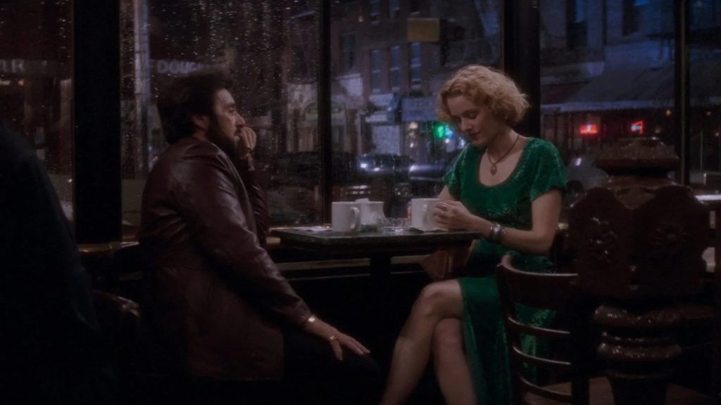 L’Impasse avis, Carlito Brigante et Gail dans un café new-yorkais
