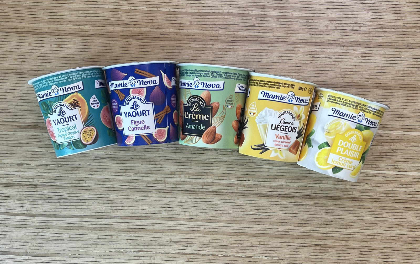 Les nouveaux yaourts Mamie Nova alignés, Tropical, Figue Cannelle, Crème Amande, Coeur de Liégeois Vanille, Double Plaisir Lemon Curd