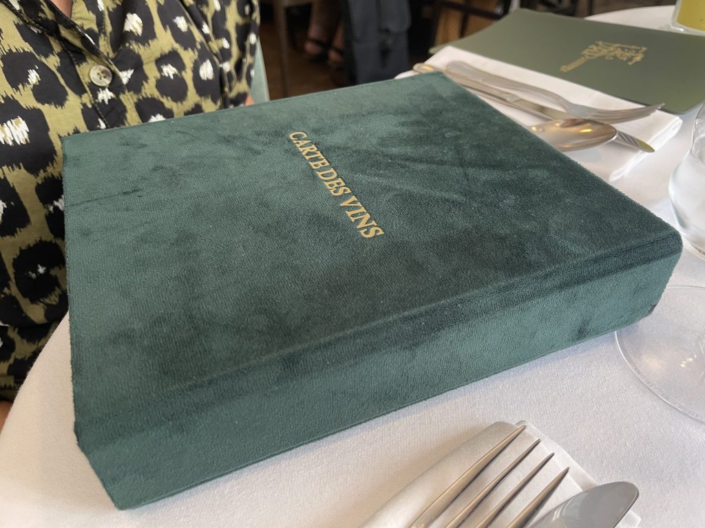 La carte des vins du restaurant Panurge, une boîte de velours vert.