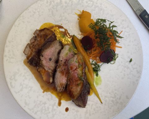 Pluma ibérique rôti, déclinaison de carottes, au restaurant Panurge à Paris.