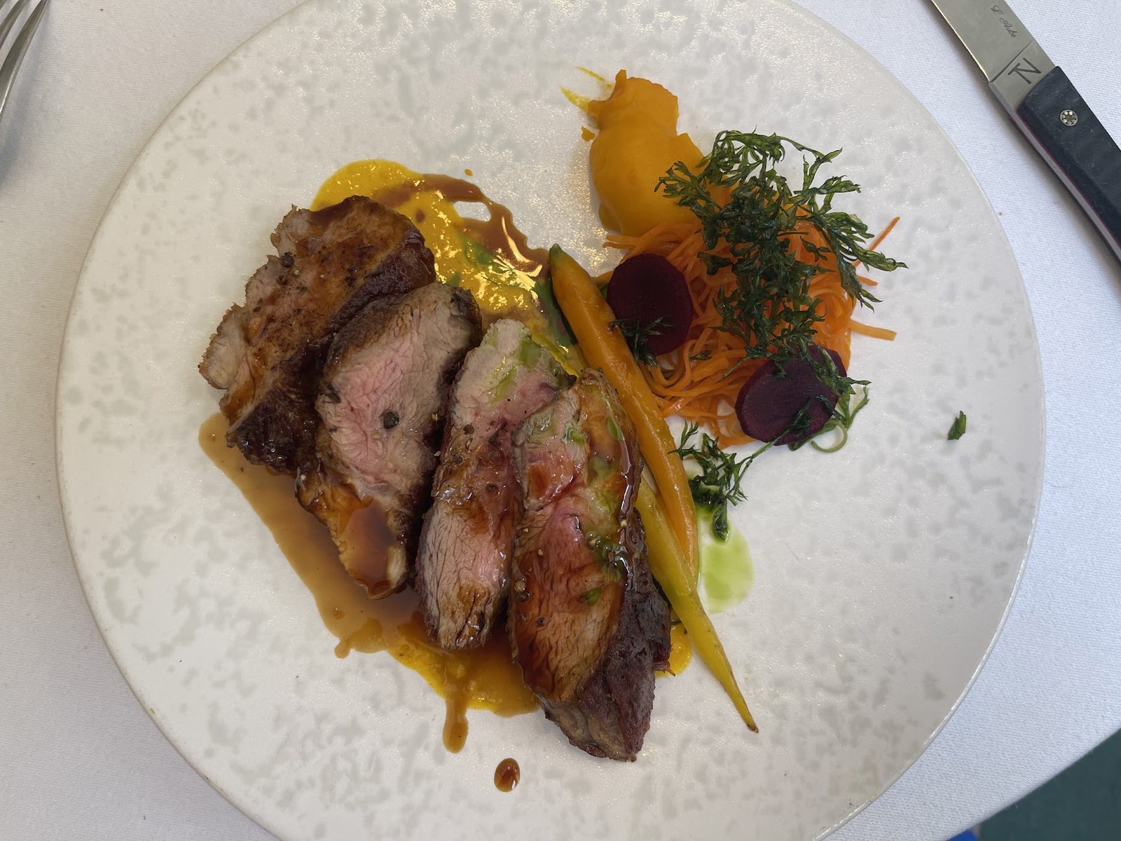 Pluma ibérique rôti, déclinaison de carottes, au restaurant Panurge à Paris.
