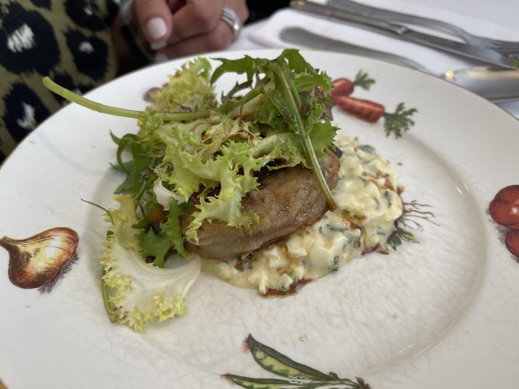 Tête de veau grillée, sauce gribiche au shiso, au restaurant Panurge.