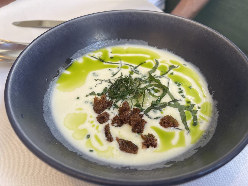 Vichyssoise, concombre aux umeboshi, servie au restaurant Panurge.